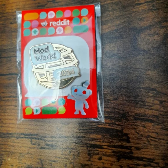 Gold Reddit Mod World 2024 Pin - Picture 2 of 4